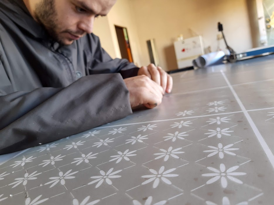 Aplicación de vinilo decorativo sobre azulejos