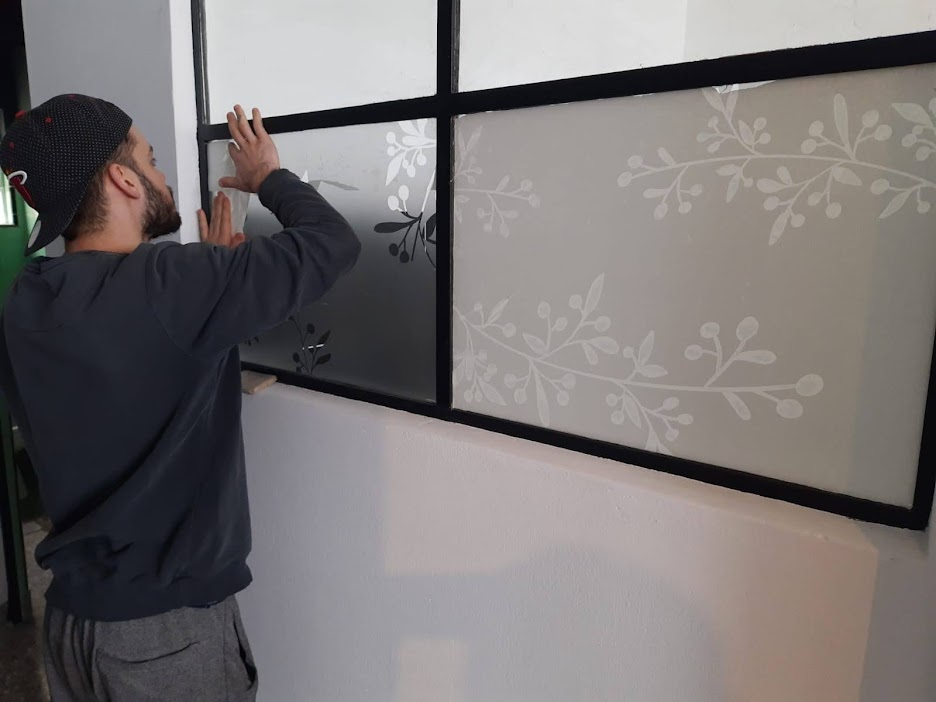 Instalación de vinilo decorativo en paneles de vidrio